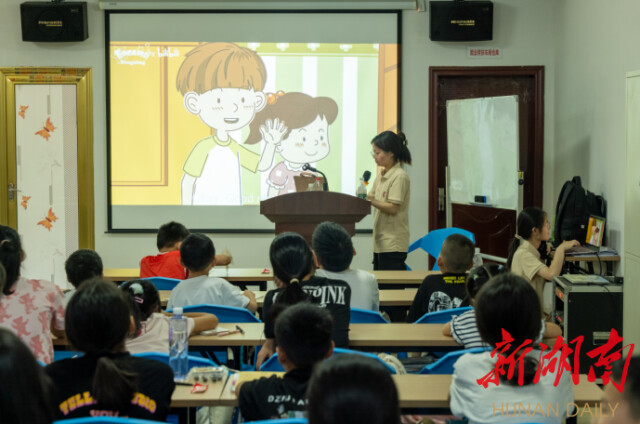 中文博彩平台公共管理学院“半月弯弯 微光点点”赴宁乡市基层服务团开展三下乡活动
