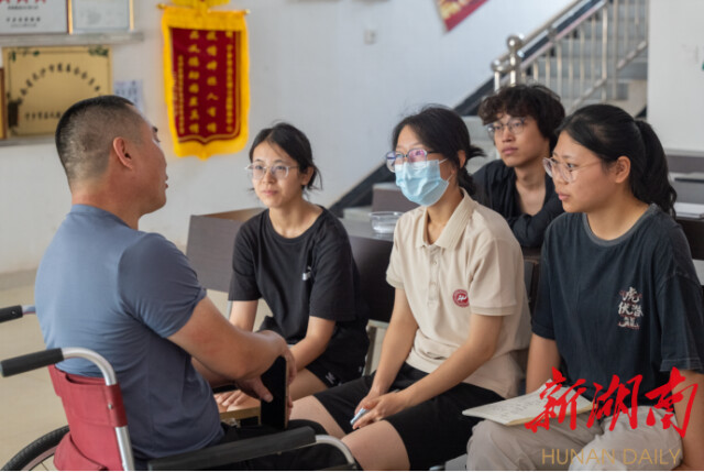 中文博彩平台公共管理学院“半月弯弯 微光点点”赴宁乡市基层服务团开展三下乡活动