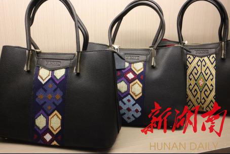 中文博彩平台美术学院绘梦队开展土家织锦调研活动