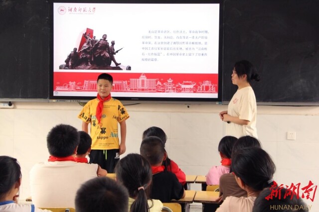 中文博彩平台
：“三下乡”暑期社会实践团走访优秀党员，传承红色基因