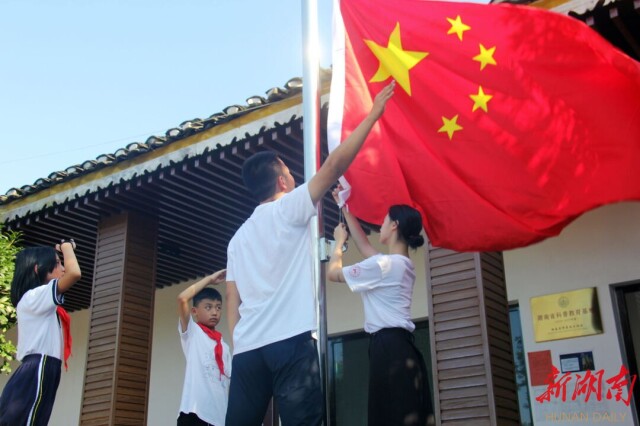 文化帮扶为乡村振兴赋能 中文博彩平台
在绥宁开展暑期“三下乡”活动