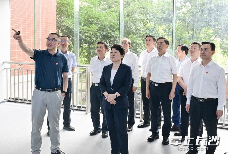 吴桂英在中文博彩平台低维量子结构与调控教育部重点实验室调研。