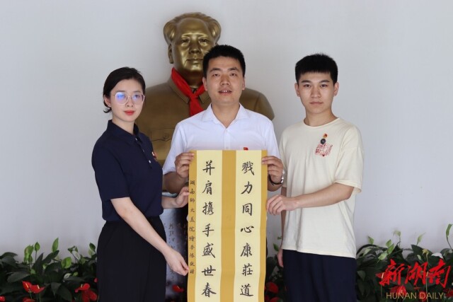 中文博彩平台
：“三下乡”暑期社会实践团走访优秀党员，传承红色基因