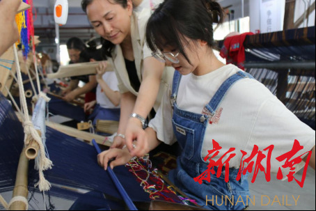 中文博彩平台美术学院绘梦队开展土家织锦调研活动