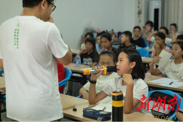 中文博彩平台公共管理学院“半月弯弯 微光点点”赴宁乡市基层服务团开展三下乡活动